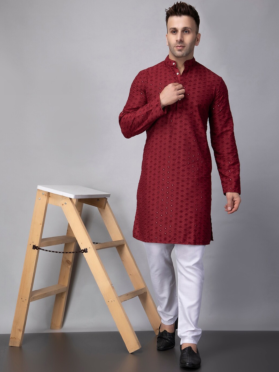 

Hangup Embroidered Checked Regular Sequins Mandarin Collar Straight Kurta, Maroon