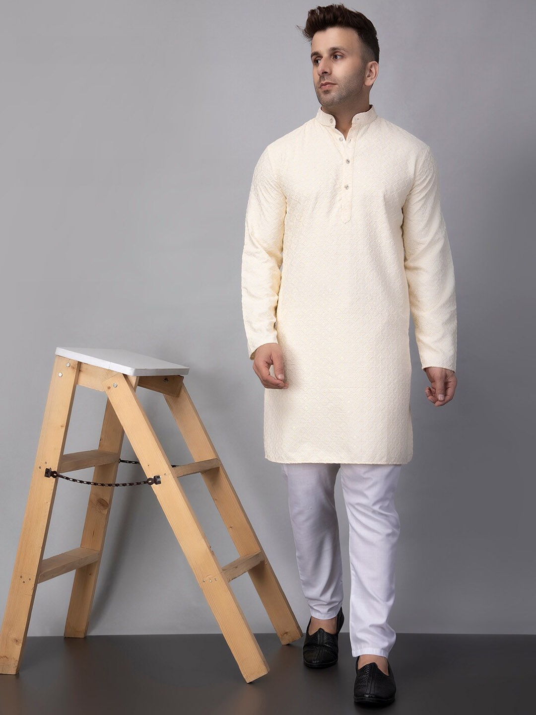 

Hangup Embroidered Chifley Mandarin Collar Regular Kurta with Pyjamas, Cream