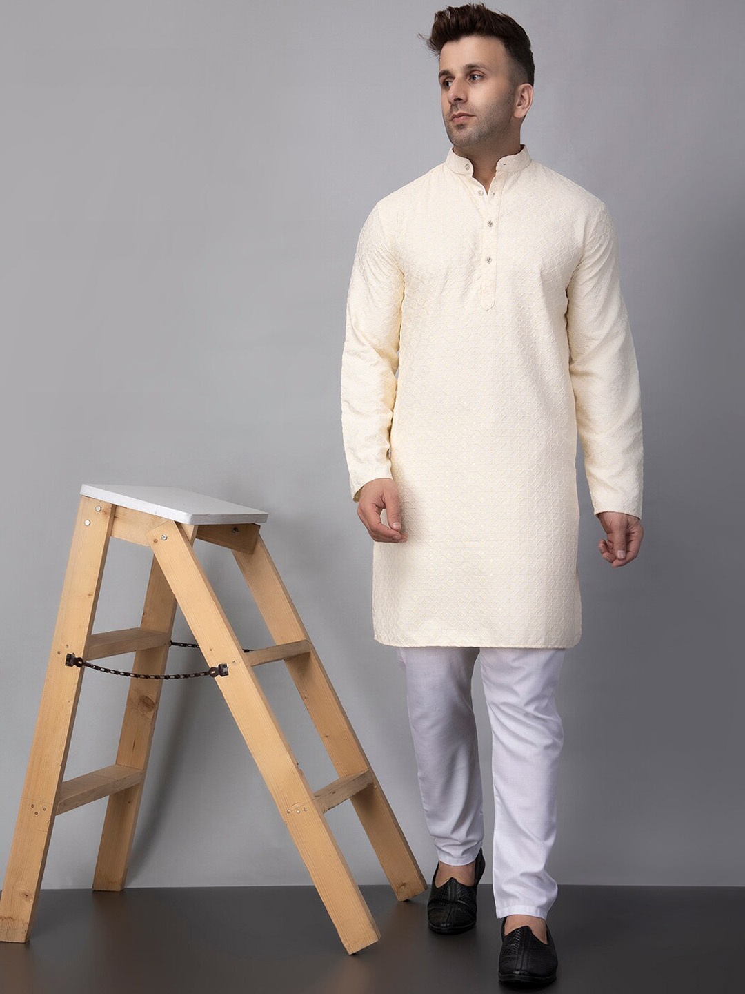 

hangup plus Embroidered Sequins Mandarin Collar Straight Kurta with Pyjama, Cream