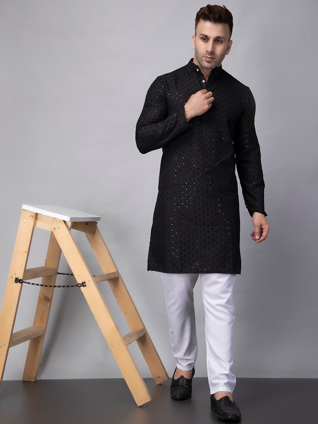 

hangup trend Geometric Sequinned Embroidered Mandarin Collar Straight Kurta With Pyjama, Black