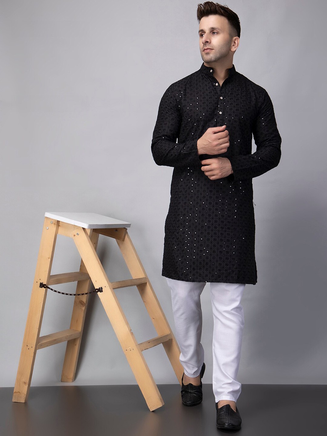 

hangup trend Geometric Sequinned Embroidered Mandarin Collar Straight Kurta With Pyjama, Black