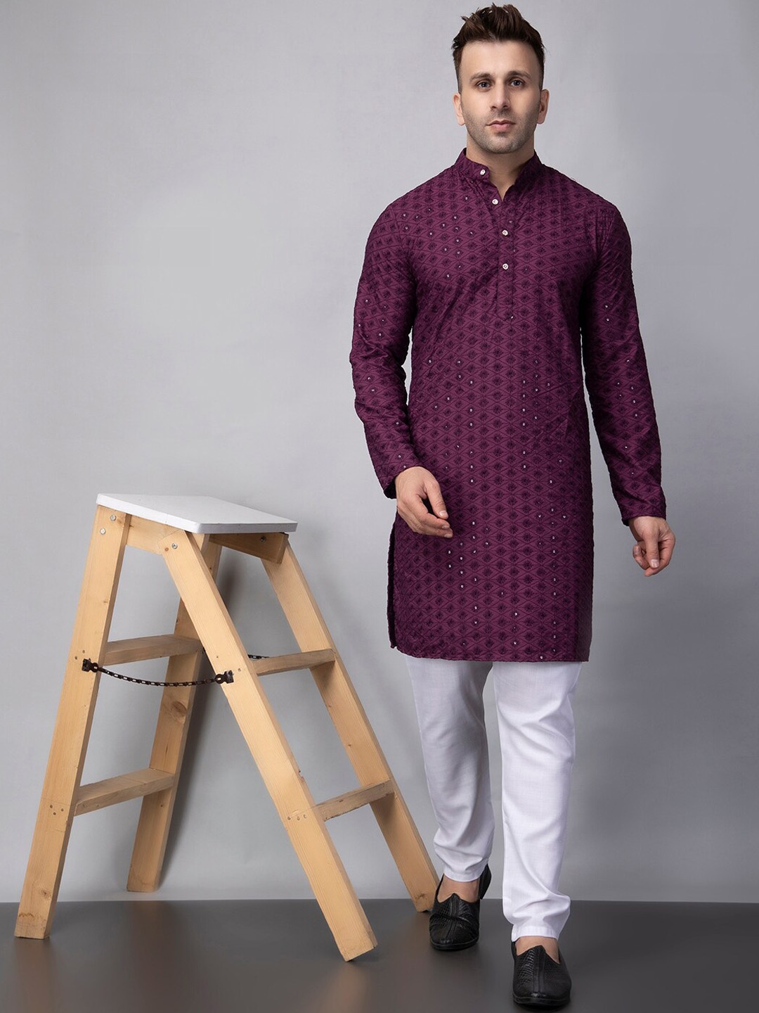 

hangup trend Embroidered Mandarin Collar Straight Kurta with Pyjama, Purple