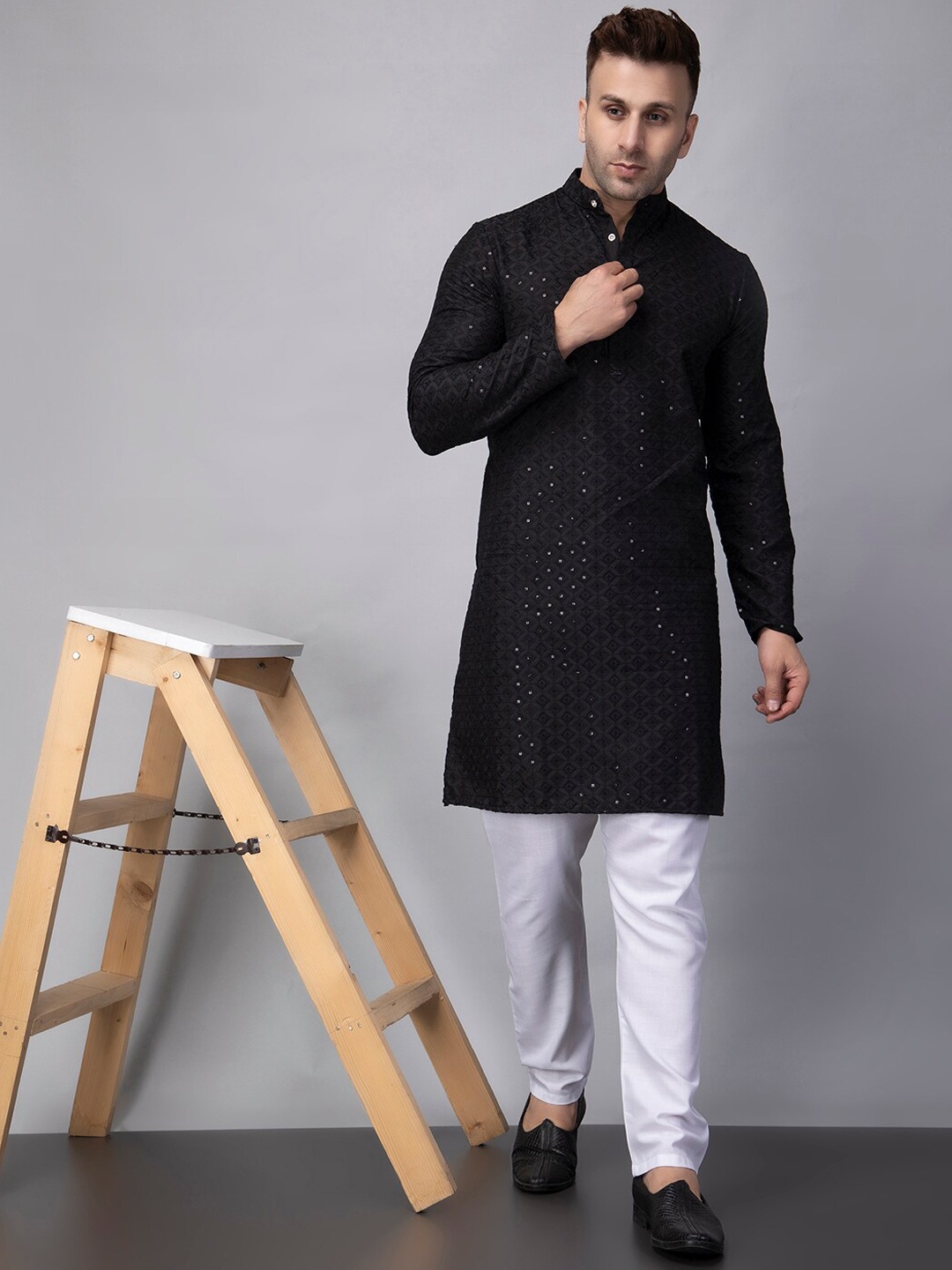 

hangup trend Embroidered Mandarin Collar Straight Kurta with Pyjama, Black