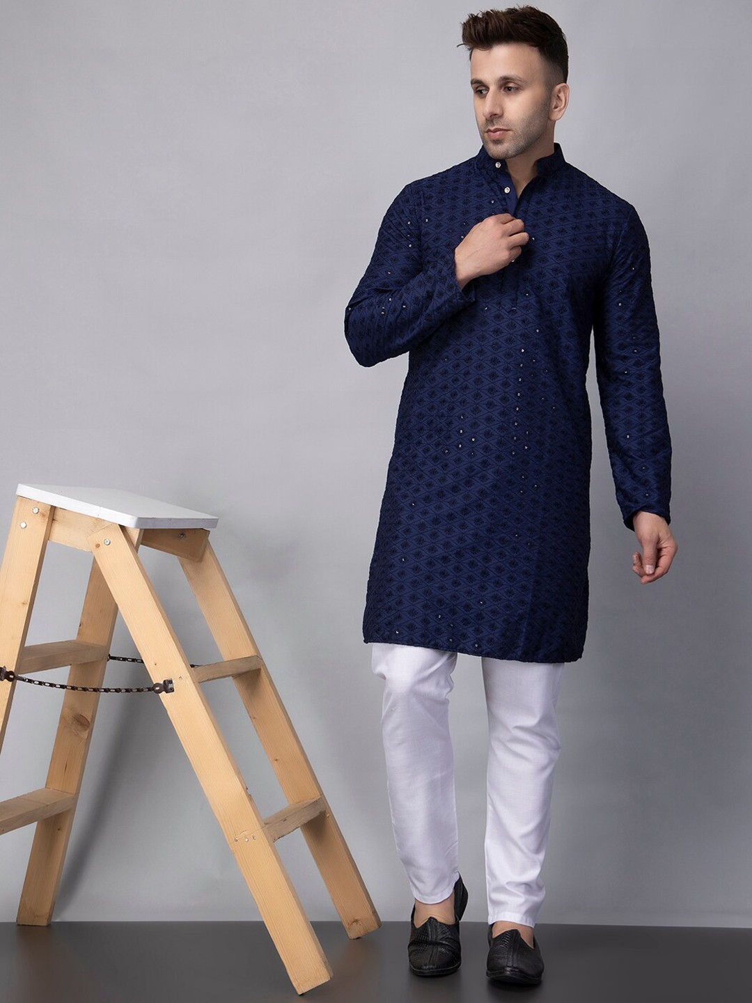 

hangup trend Embroidered Mandarin Collar Straight Kurta with Pyjama, Navy blue