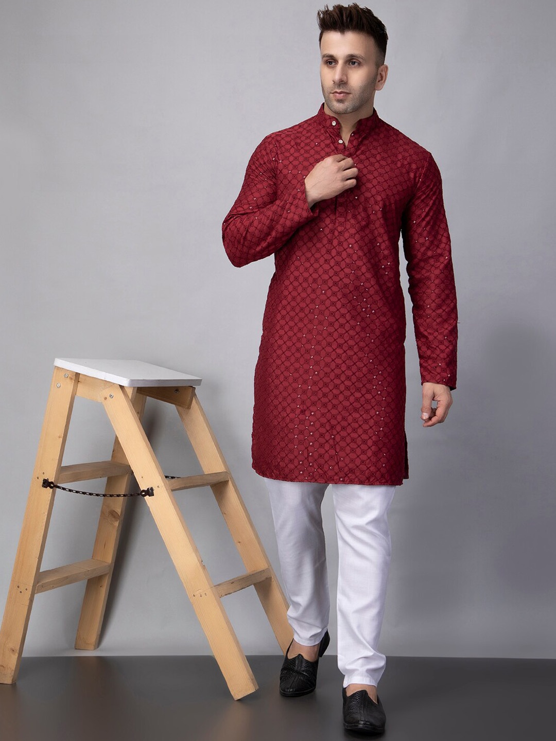 

hangup trend Embroidered Mandarin Collar Straight Kurta with Pyjama, Maroon