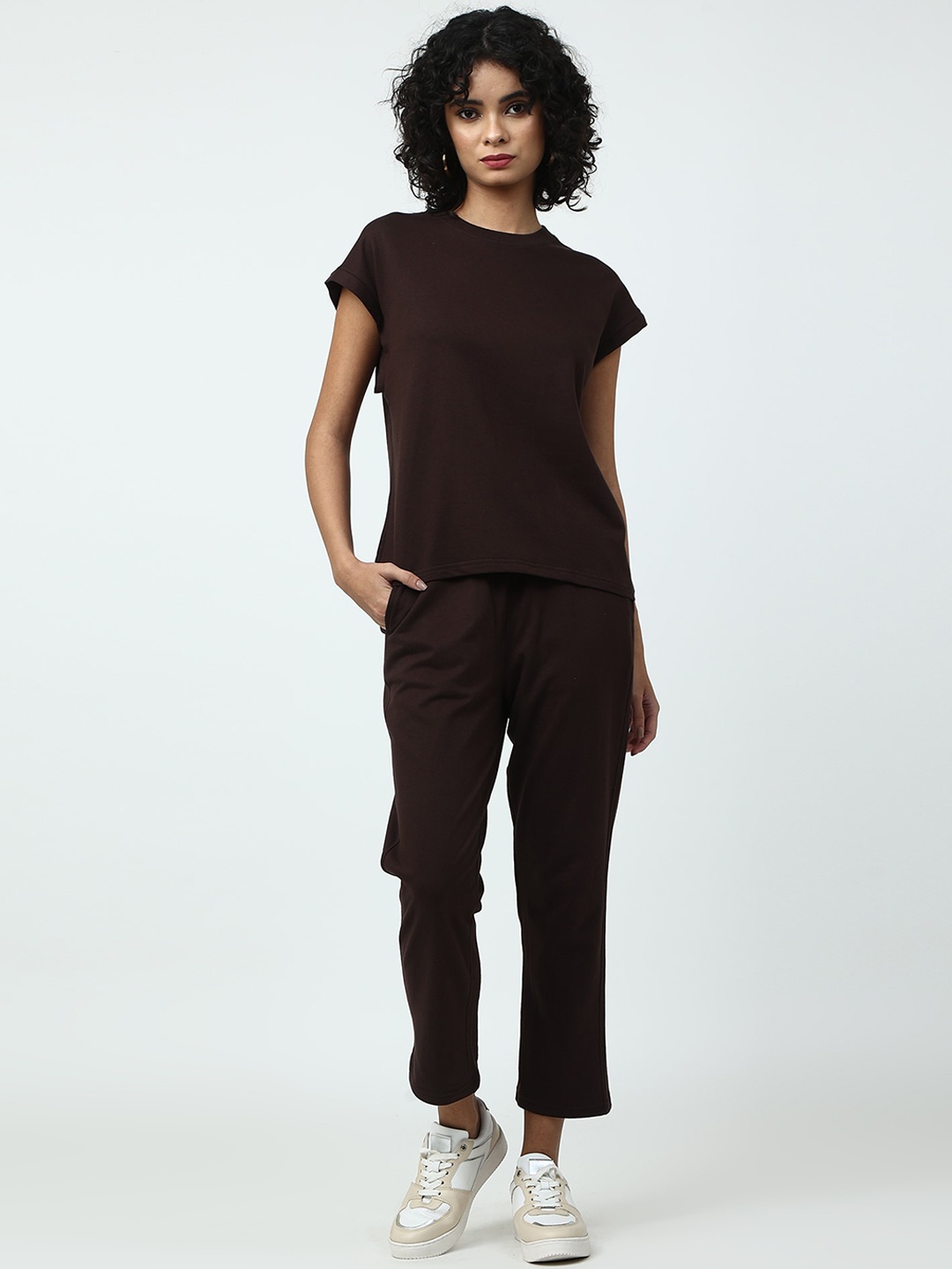 

Saltpetre Round Neck Short Sleeves Organic Cotton T-shirt With Trousers, Coffee brown