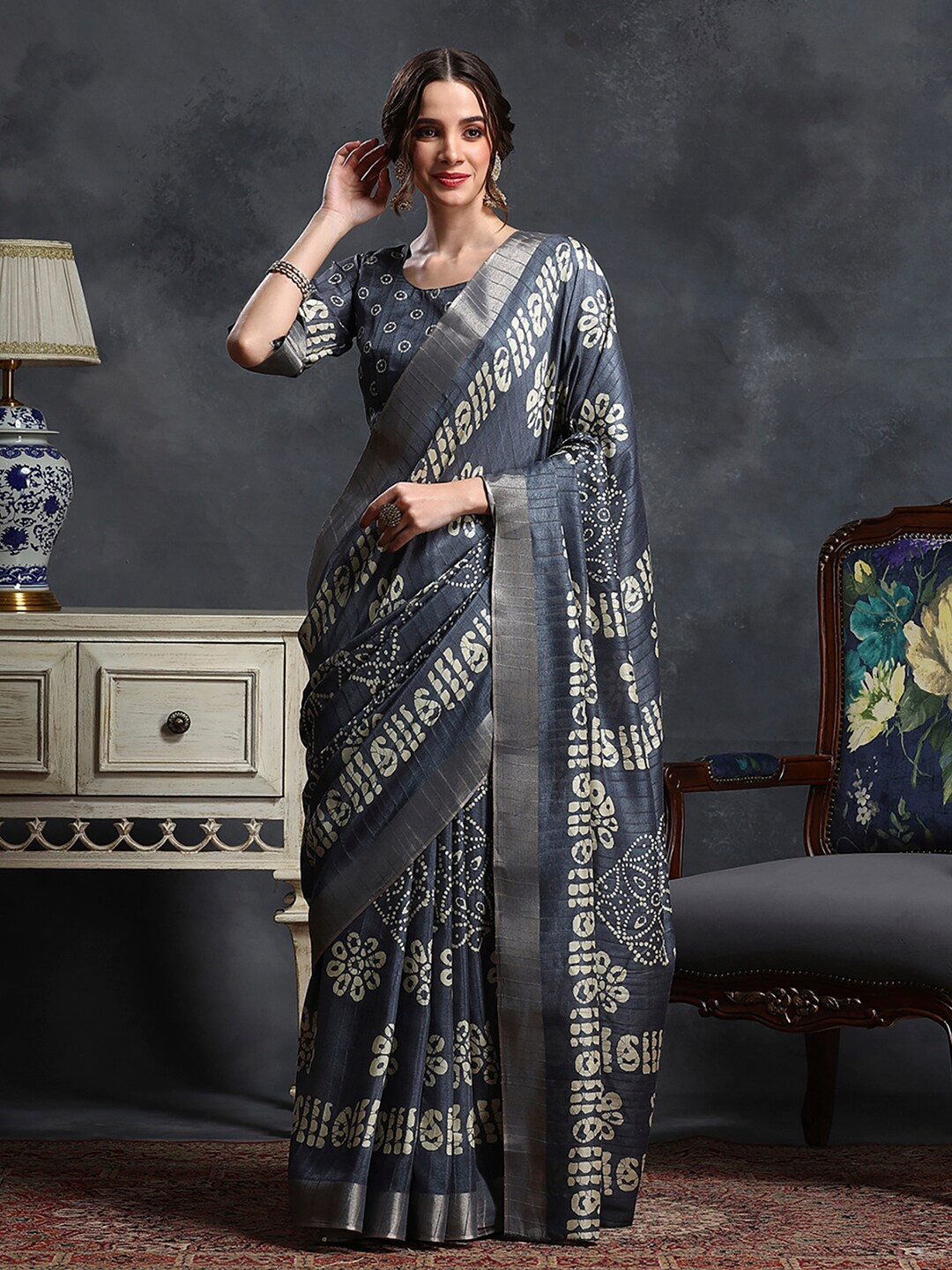 

Saree mall Grey & Whte Ethnic Motifs Printed Zari Sungudi Saree