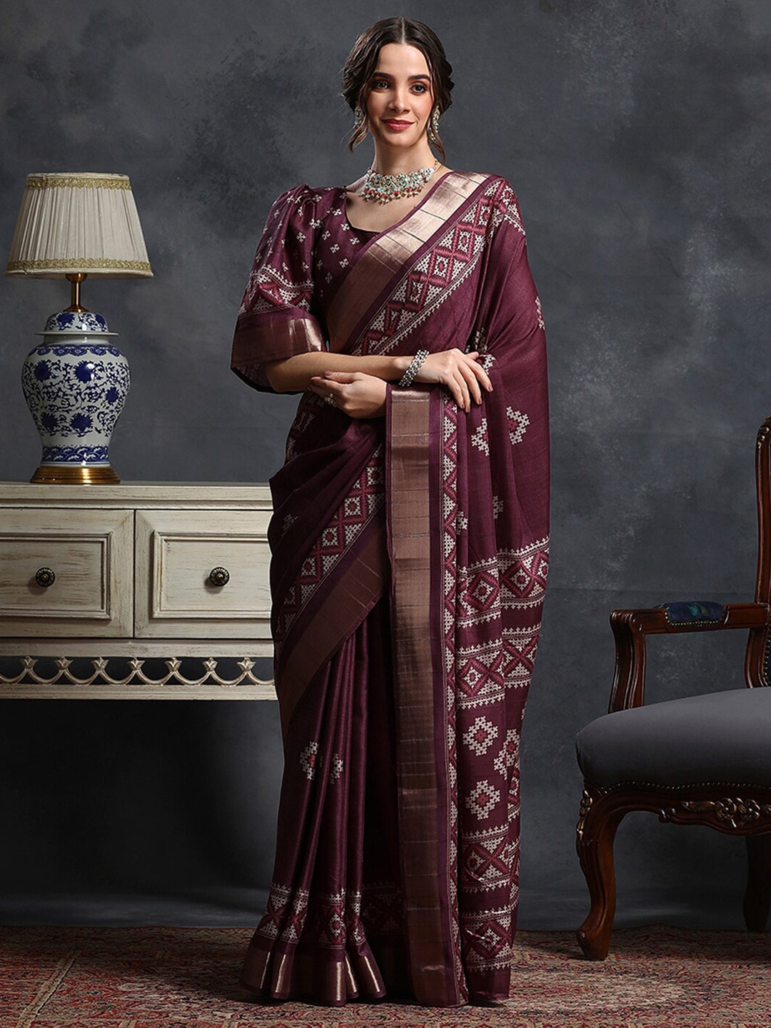 

Saree mall Magenta & White Ethnic Printed Zari Sungudi Saree