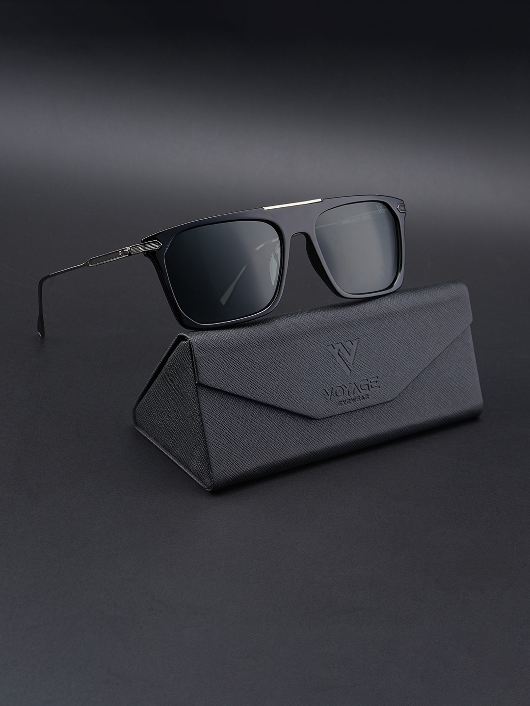 

Voyage Unisex Green Lens & Black Wayfarer Sunglasses with Polarised and UV Protected Lens