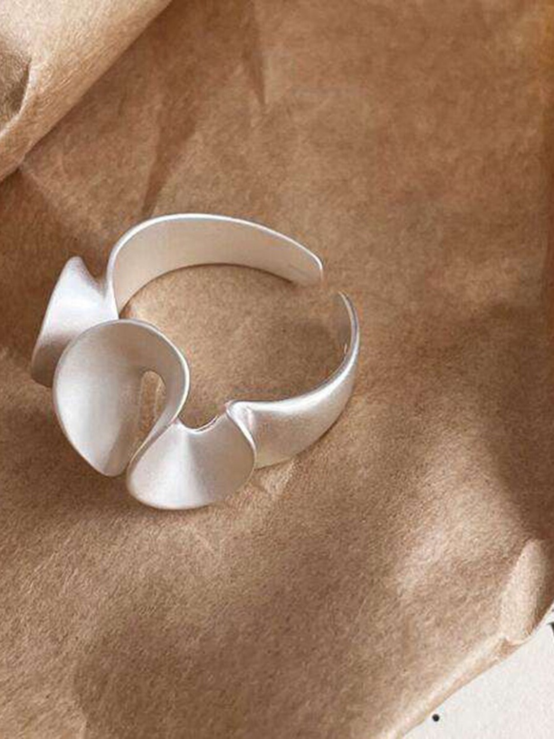 

ZIVOM Silver-Plated Curly Twisted Design Finger Ring
