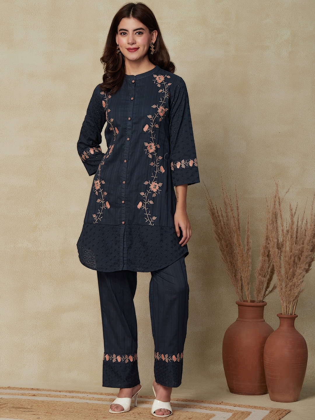 

FASHOR Floral Embroidered Straight Kurta with Trousers, Navy blue