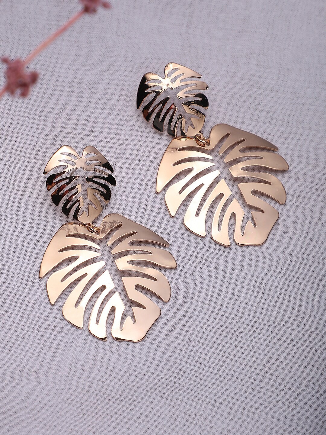 

DressBerry Gold-Toned Gold Plated Leaf Shaped Drop Earrings