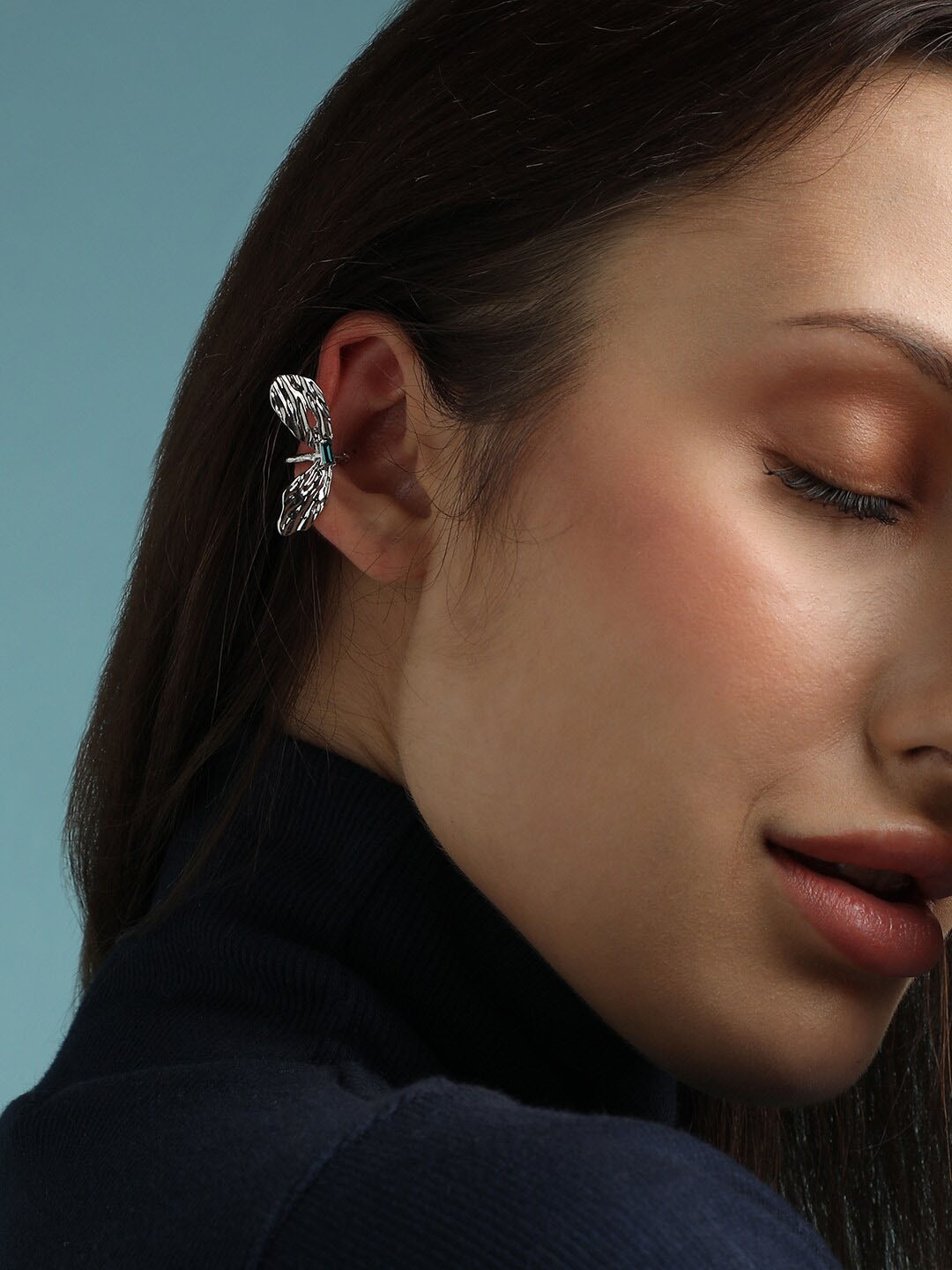 

DressBerry Silver-Plated Stone-Studded Contemporary Ear Cuff