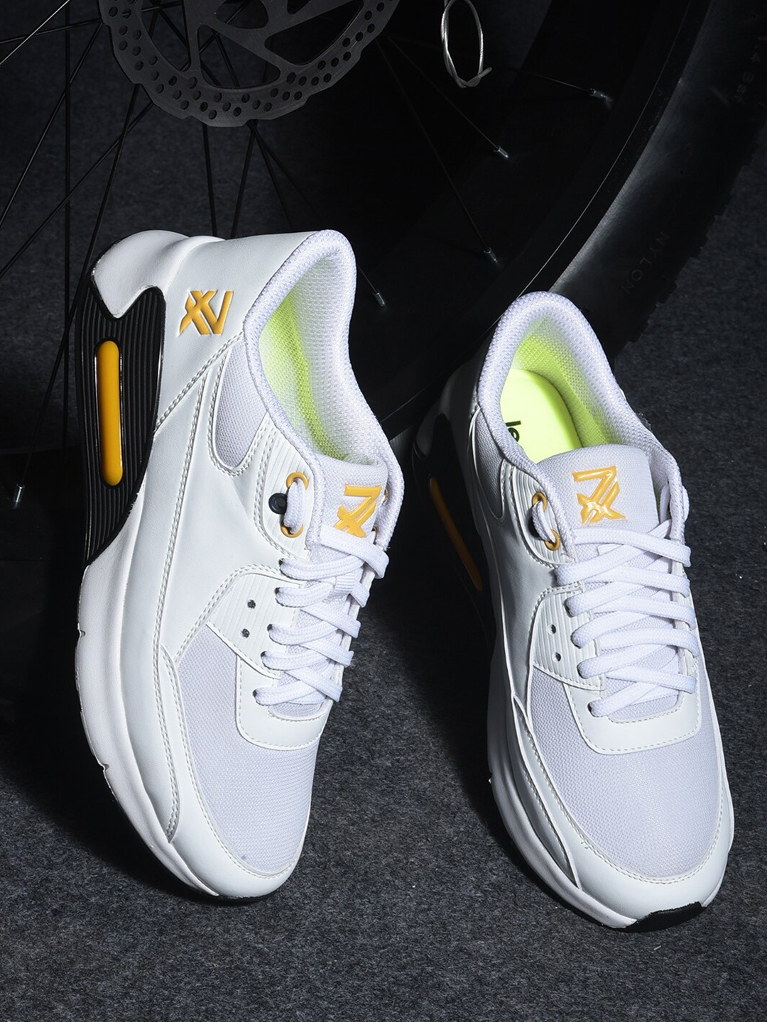 

Liberty Men Round Toe Mesh Running Shoes, White