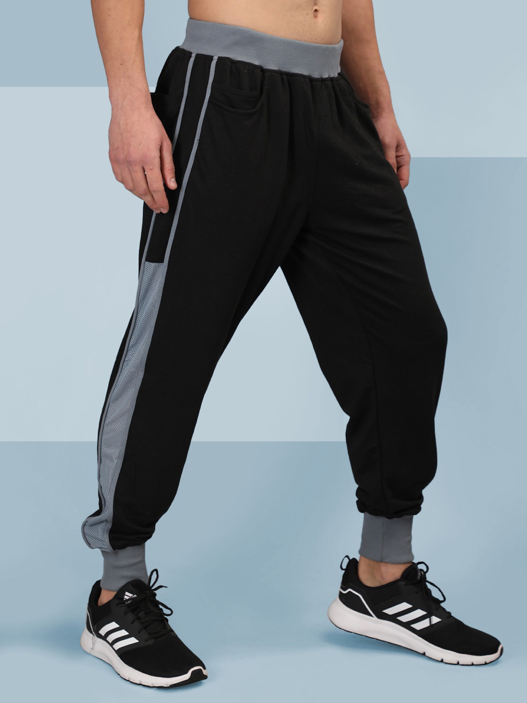 

CHKOKKO Men Colourblocked Mid-Rise Joggers, Black