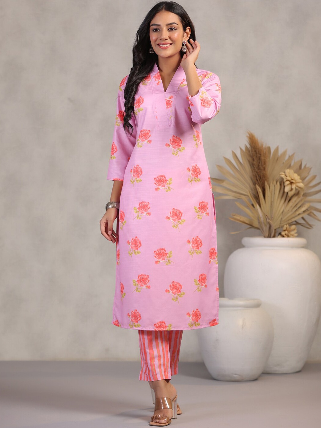 

HERE&NOW Floral Printed V Neck Straight Kurta with Trouser, Pink