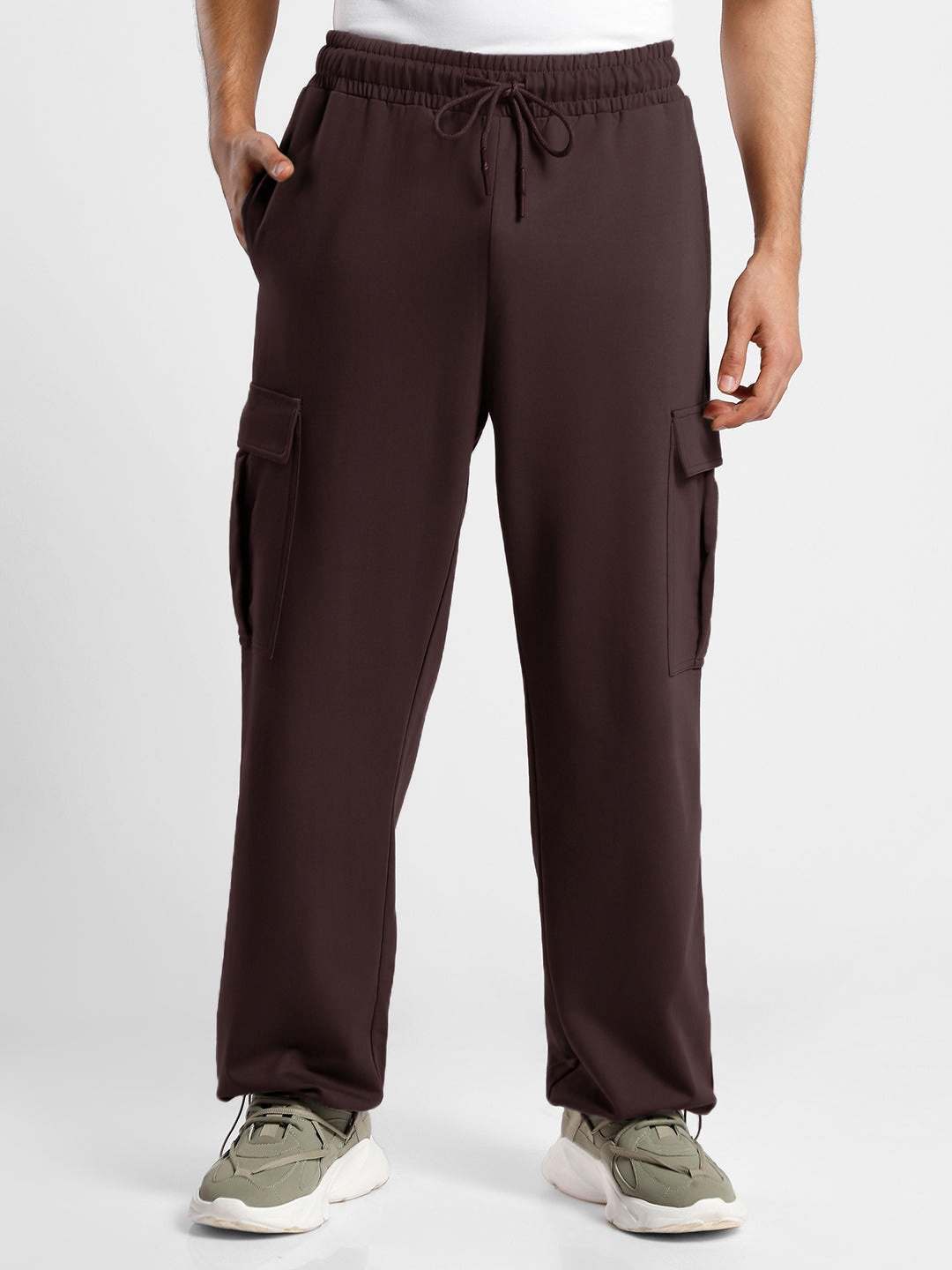 

NOBERO Men Onyx Oversized Relaxed Fit Mid-Rise Joggers With Utility Box Pockets, Coffee brown