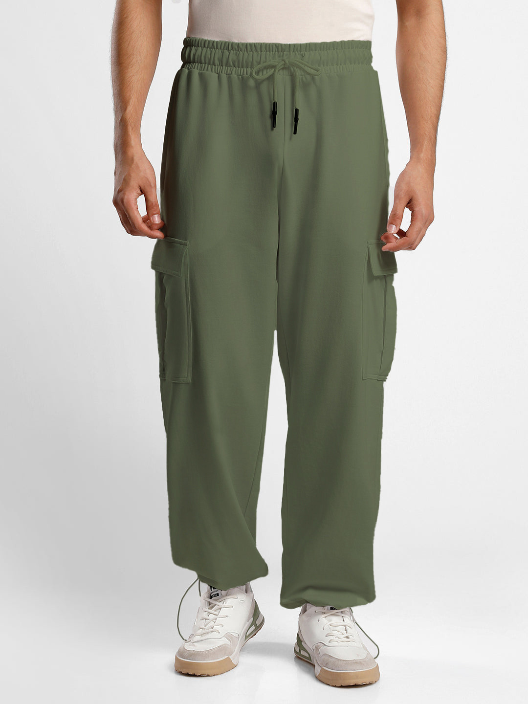 

NOBERO Men Onyx Oversized Relaxed Fit Mid-Rise Joggers With Utility Box Pockets, Olive