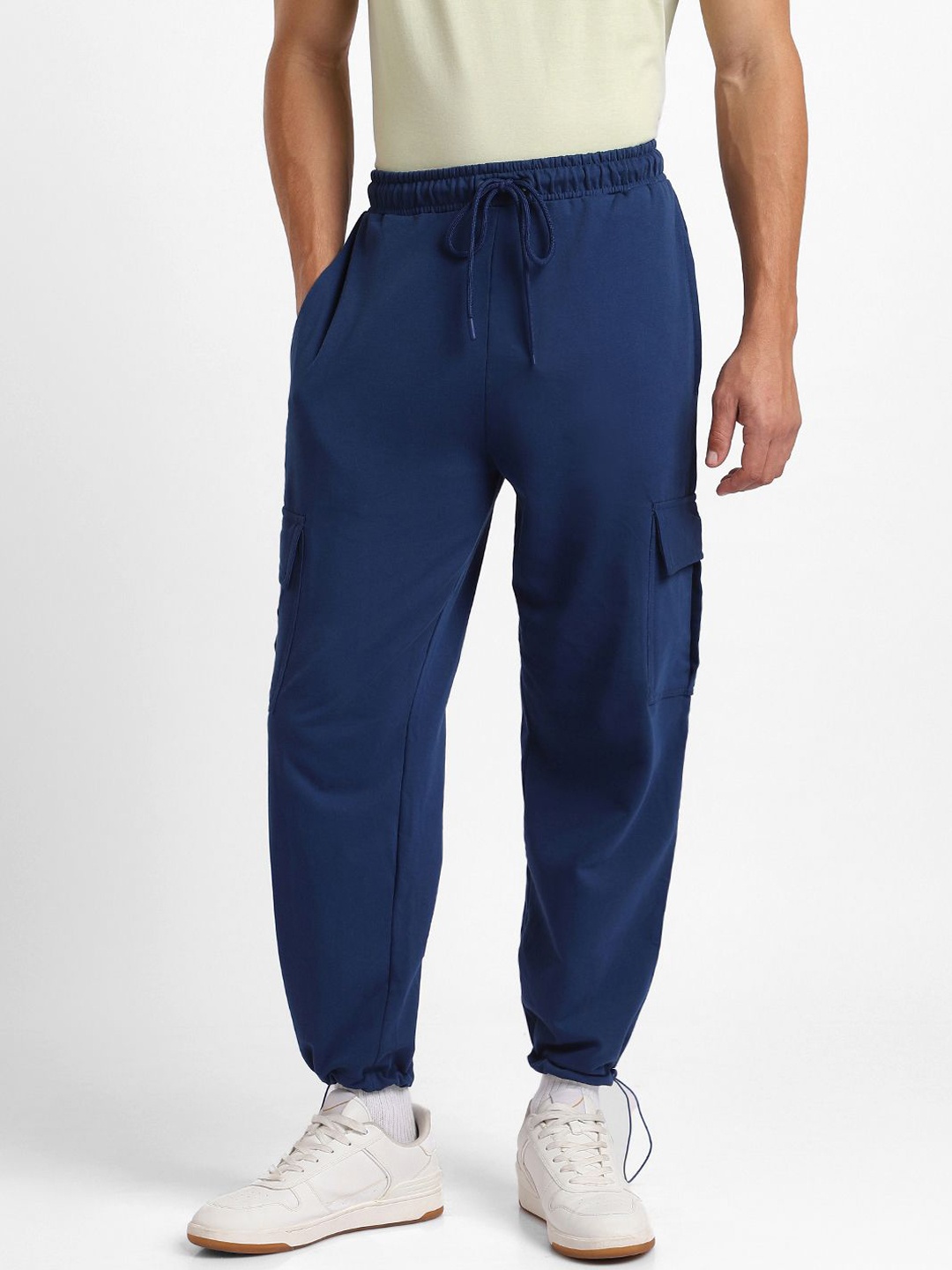 

NOBERO Men Onyx Oversized Relaxed Fit Mid-Rise Joggers With Utility Box Pockets, Navy blue