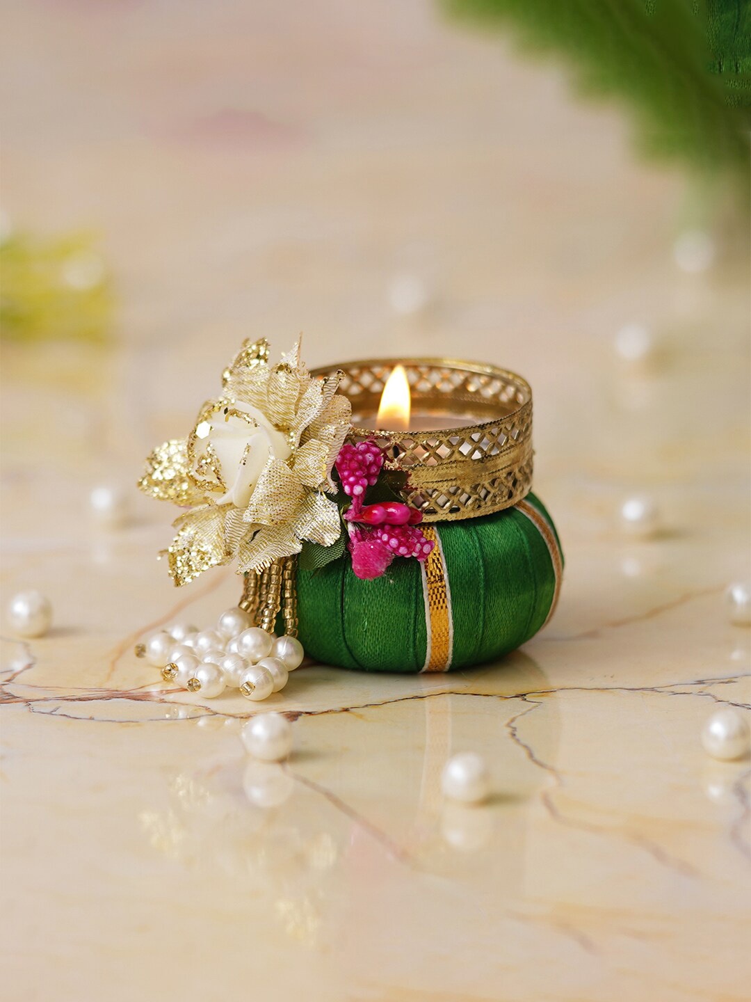 

eCraftIndia Gold Toned & Green Round Shaped Candle Holder