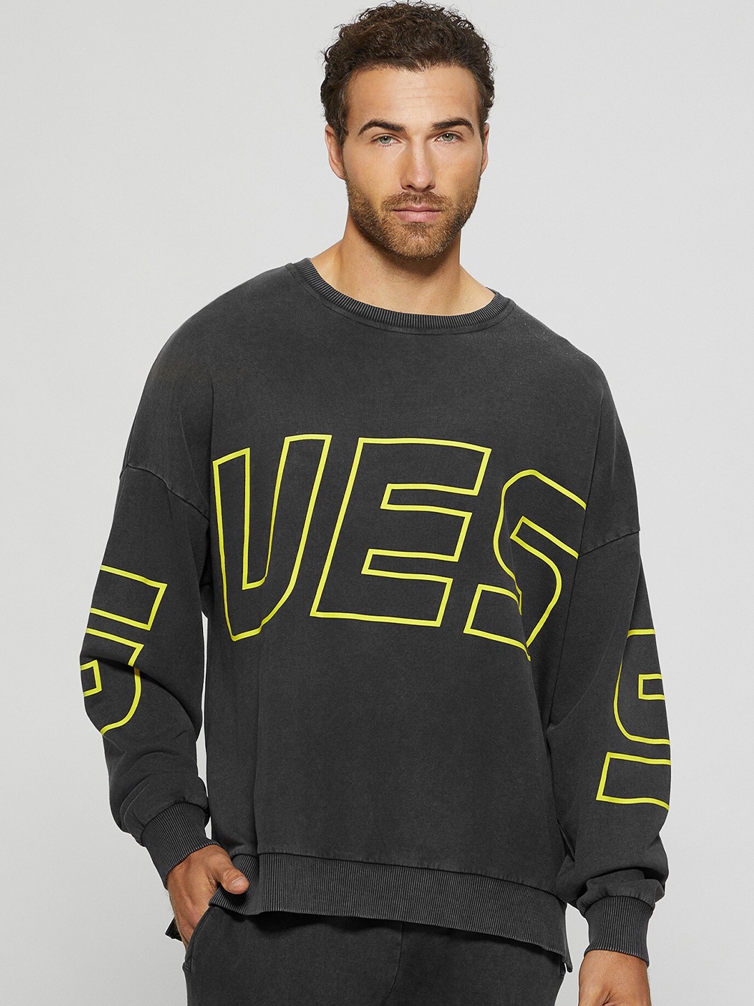 

GUESS Typography Printed Drop-Shoulder Sleeves Cotton Pullover Sweatshirt, Black