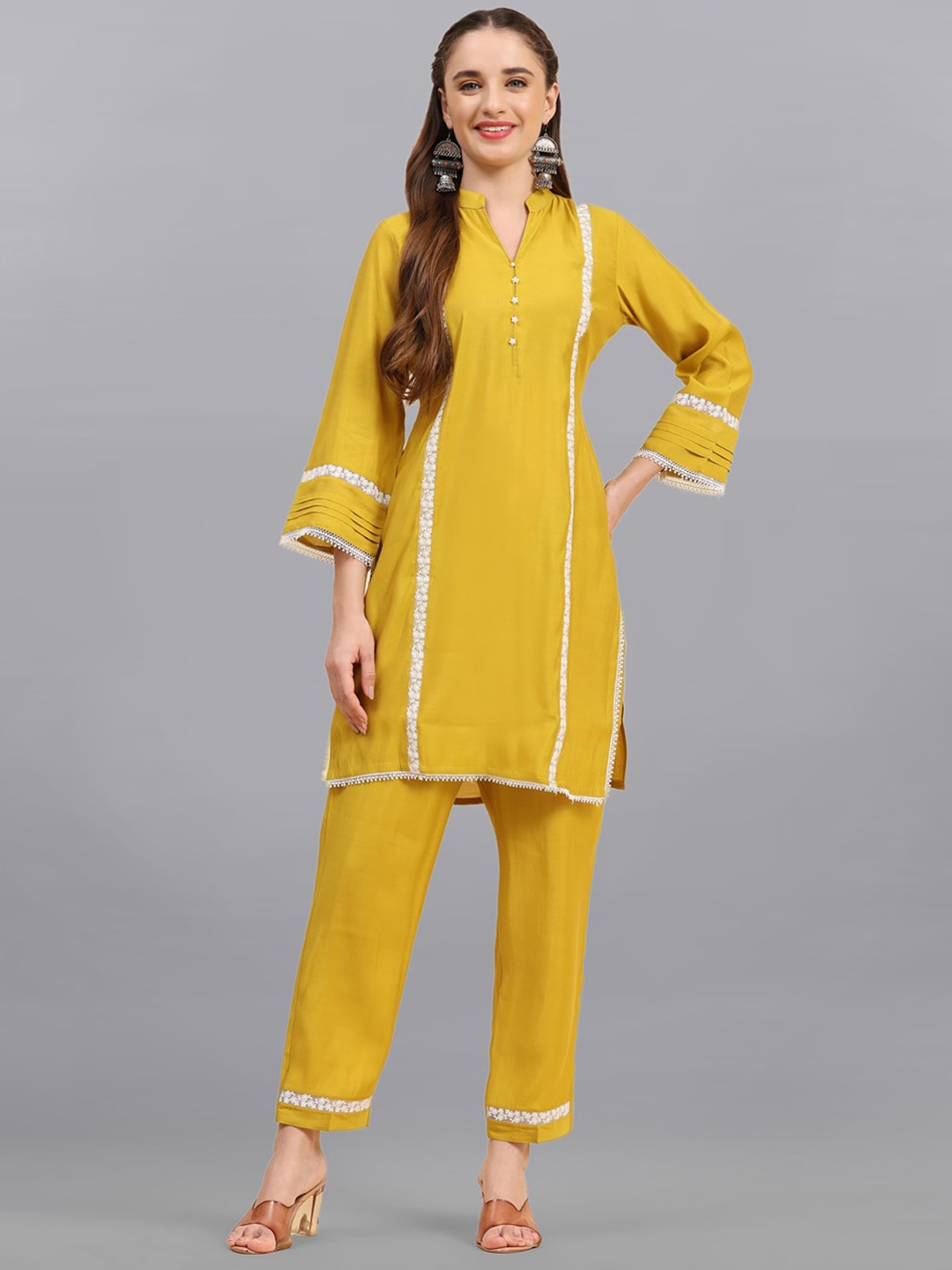 

Growish Floral Embroidered Regular Straight Kurta with Trousers, Yellow
