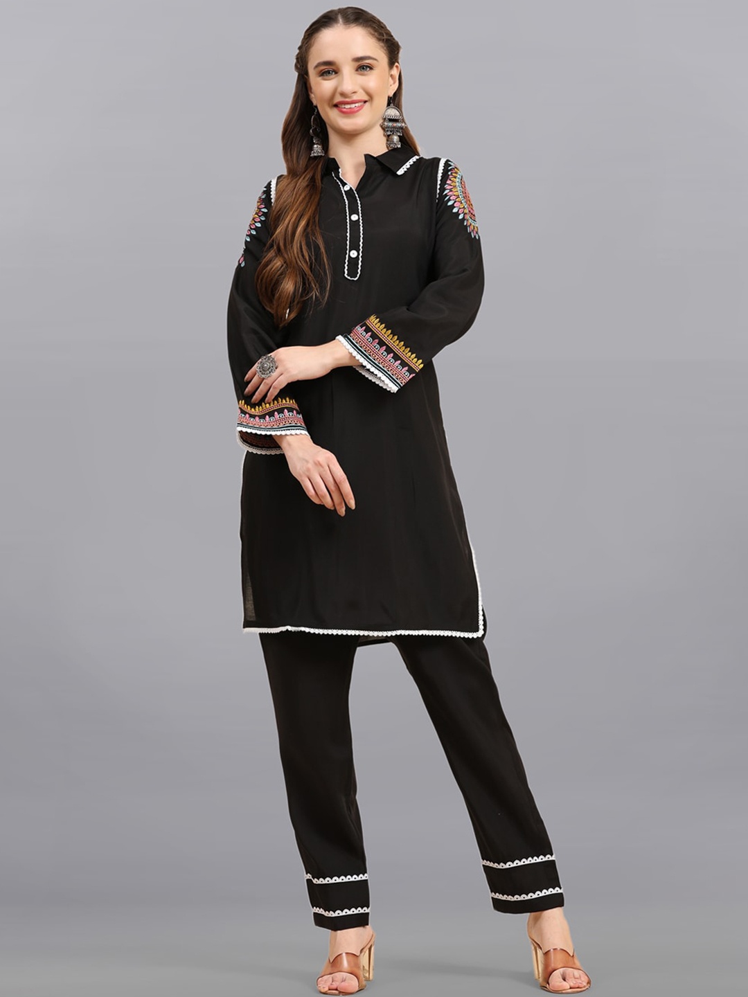 

Growish Black Ethnic Motifs Printed Regular Straight Kurta with Trouser