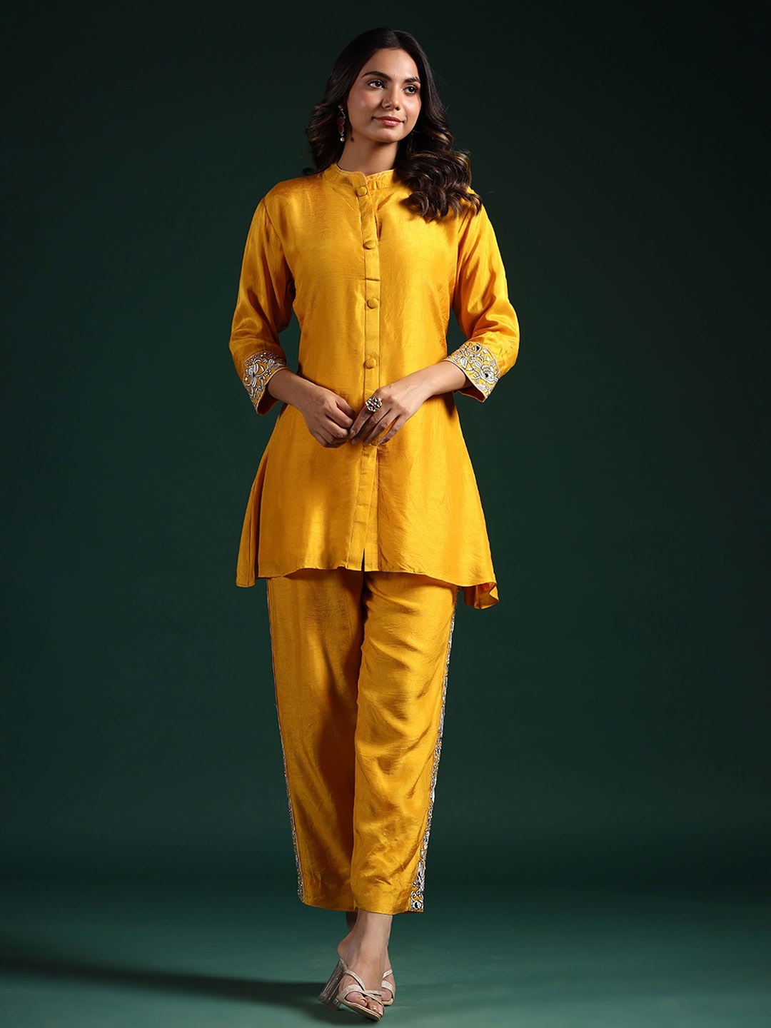 

PRATAP SONS Mandarin Collar Straight Kurti & Trouser, Yellow