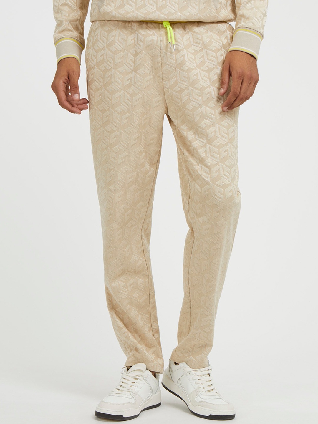 

GUESS Men Brand Logo Printed Mid Rise Joggers, Beige