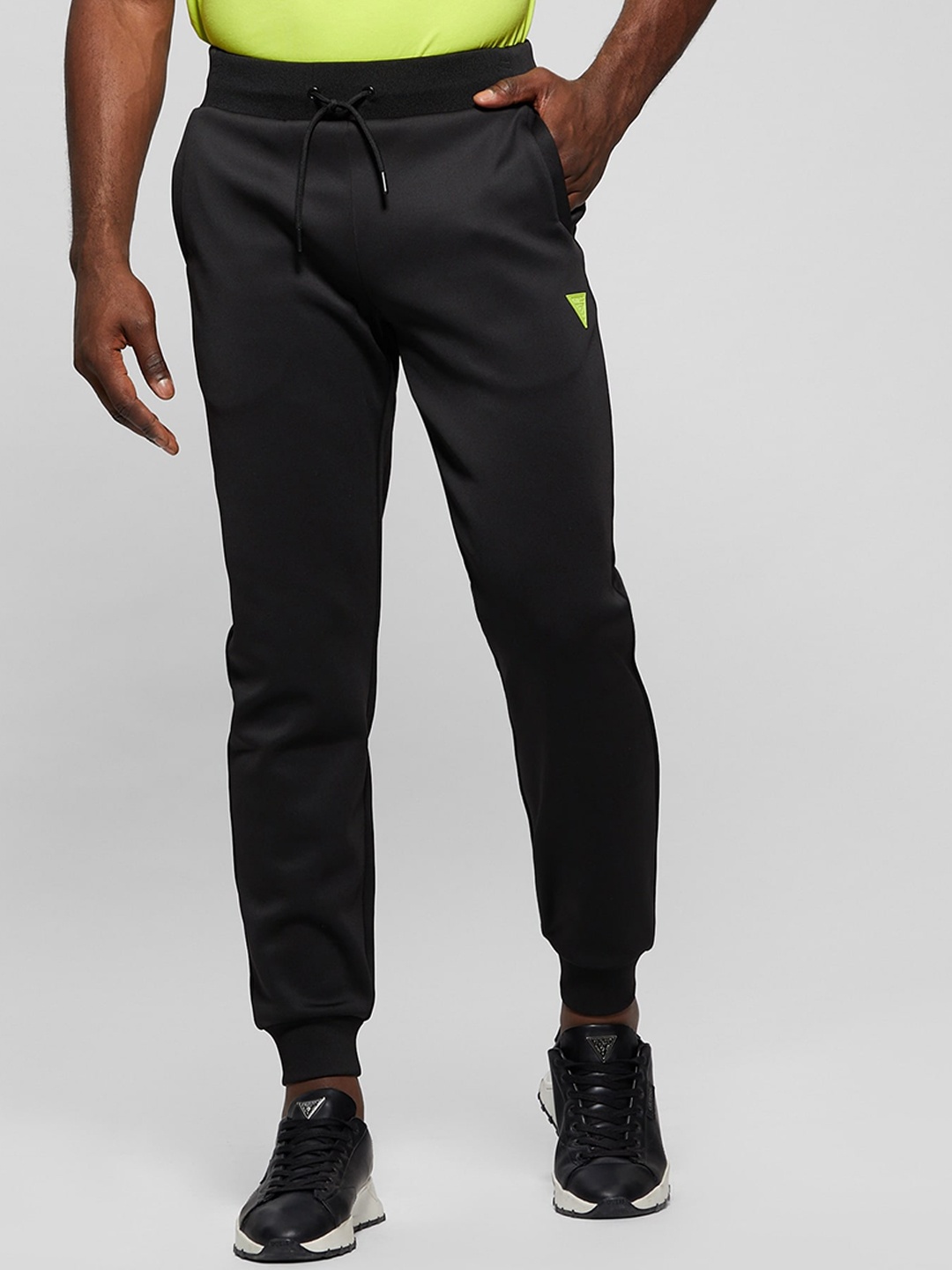 

GUESS Men Mid-Rise Jogger, Black