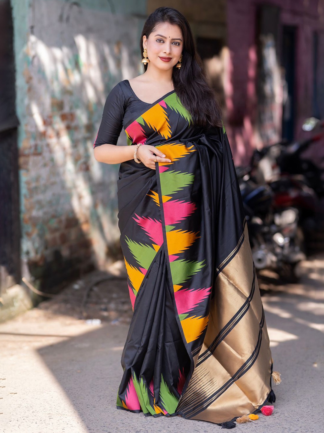 

STAVA CREATION Woven Design Saree, Black