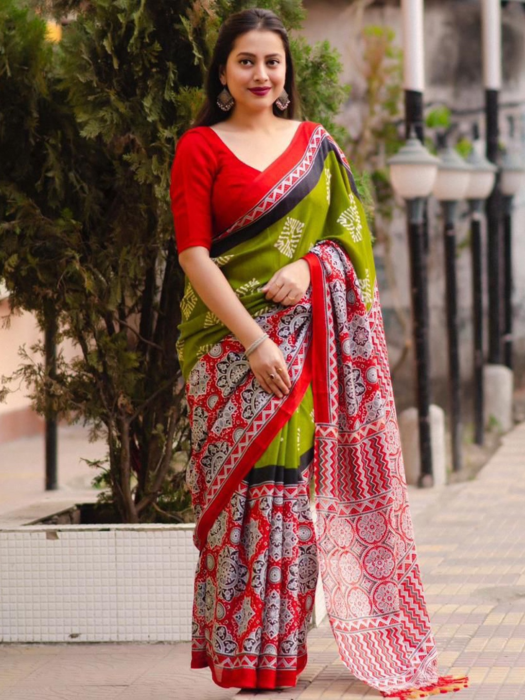 

STAVA CREATION Ethnic Motifs Jute Silk Ready to Wear Saree, Green