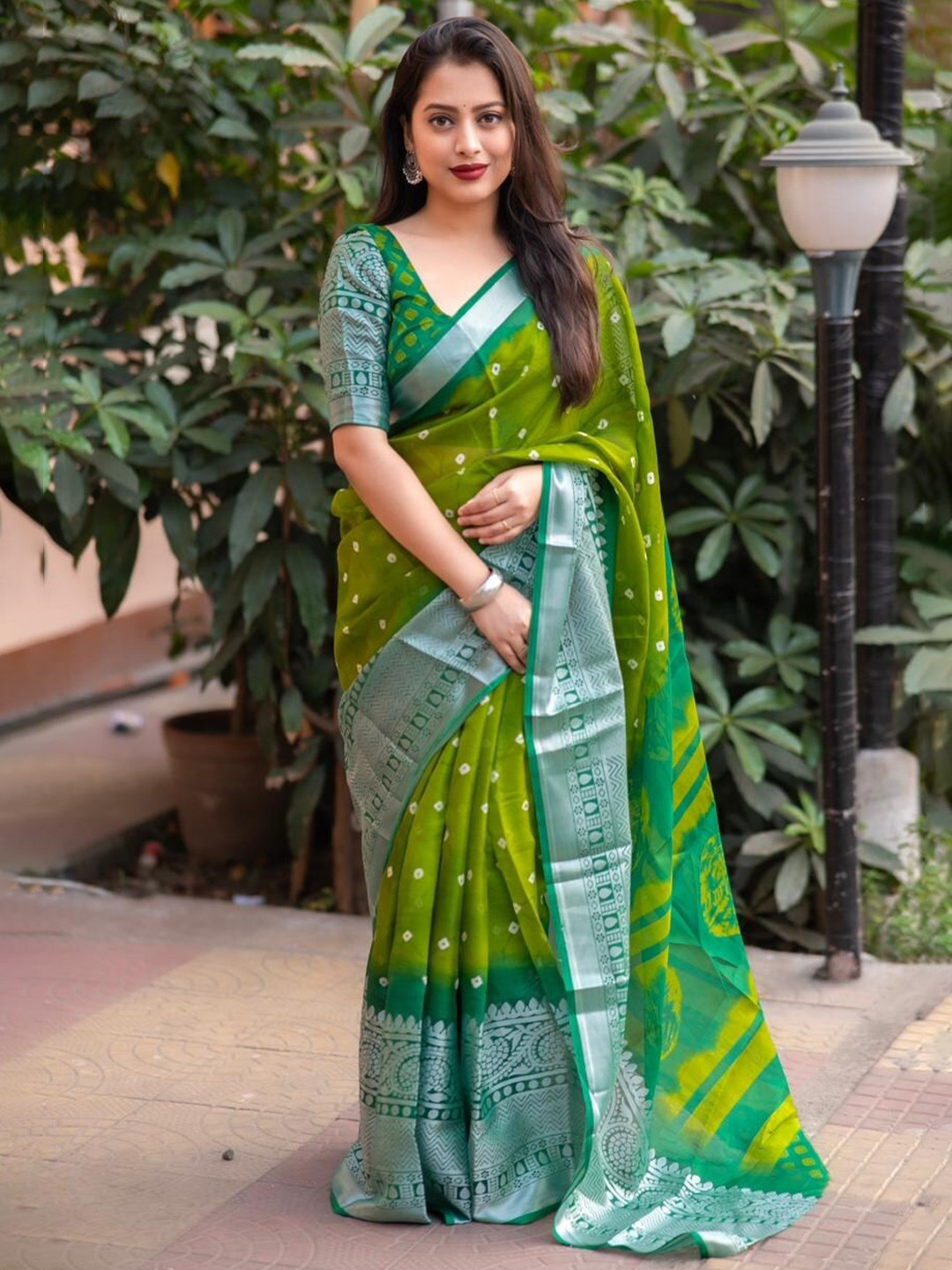 

STAVA CREATION Bandhani Printed Jute Silk Saree, Green