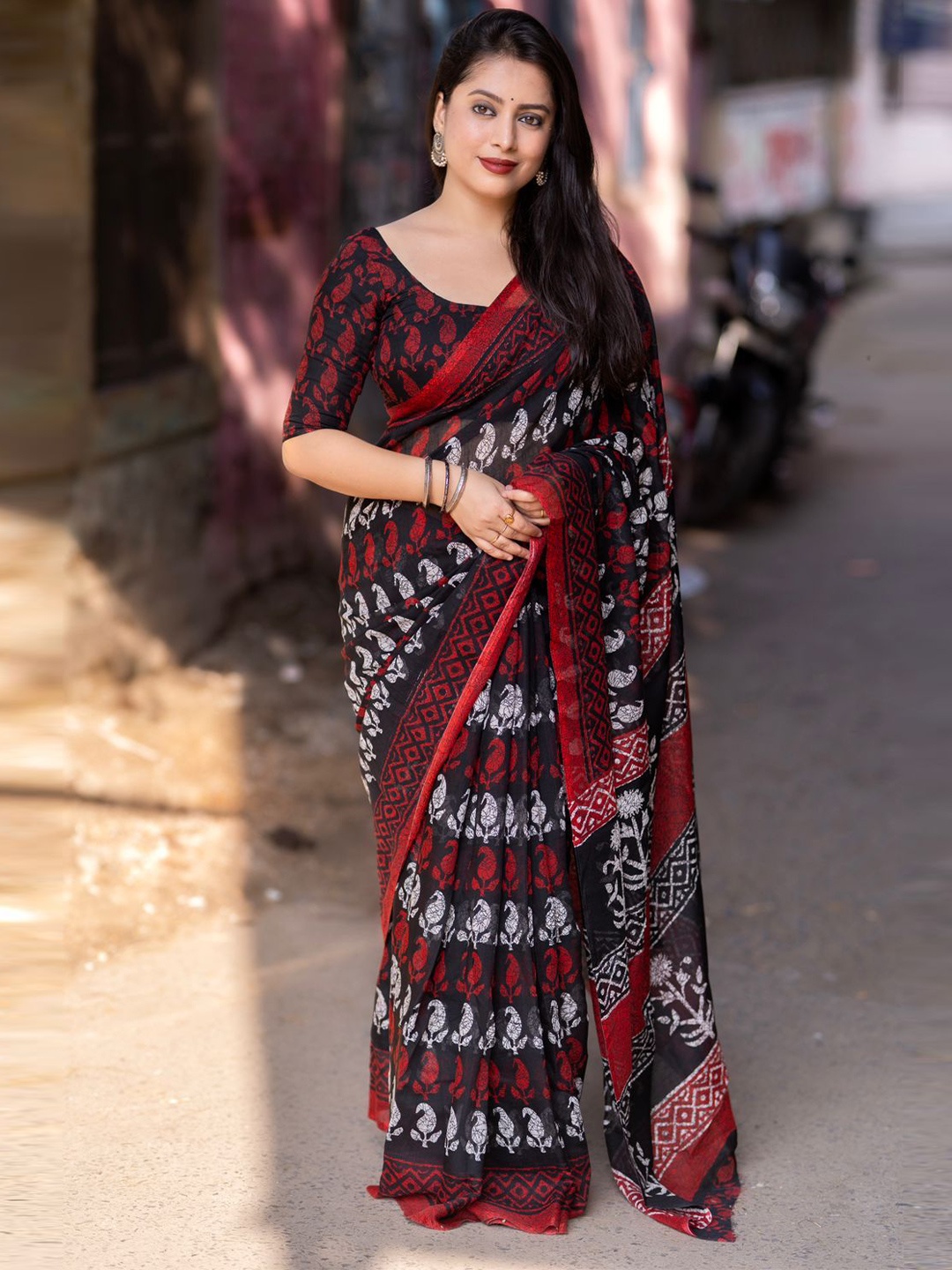 

STAVA CREATION Ethnic Motifs Saree, Red