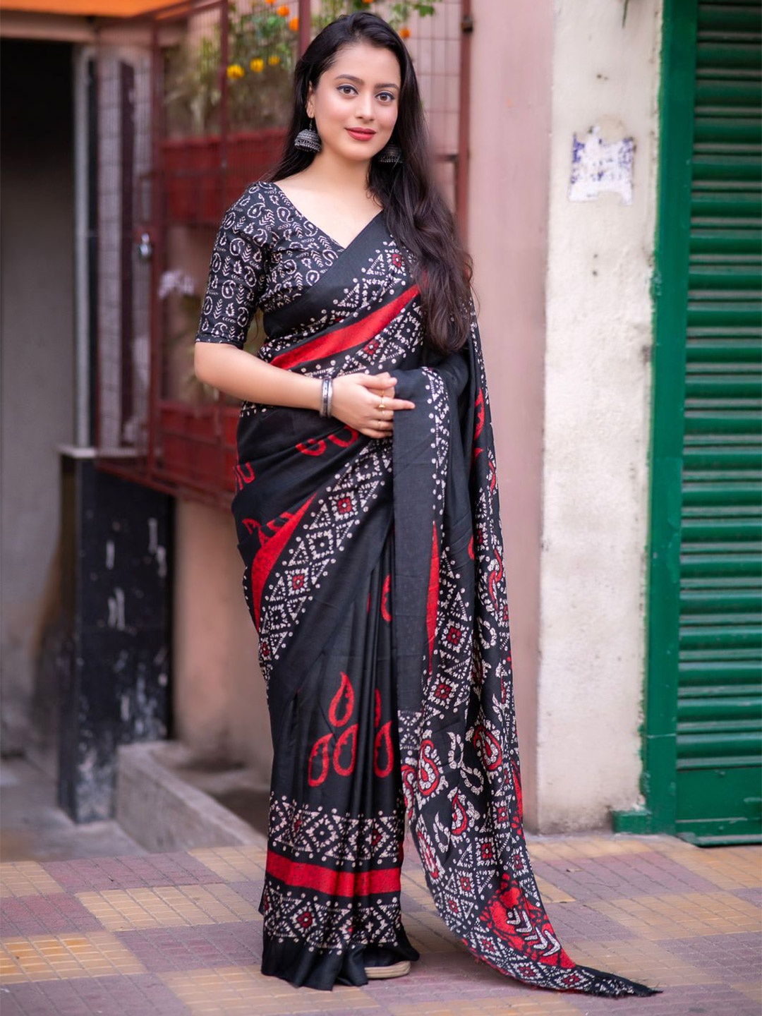 

STAVA CREATION Batik Print Saree, Black