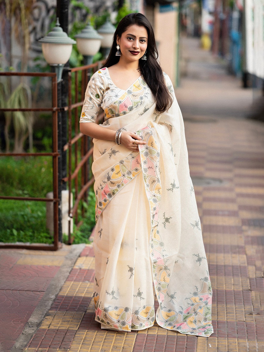 

STAVA CREATION Floral Embroidered Pure Linen Saree, Cream