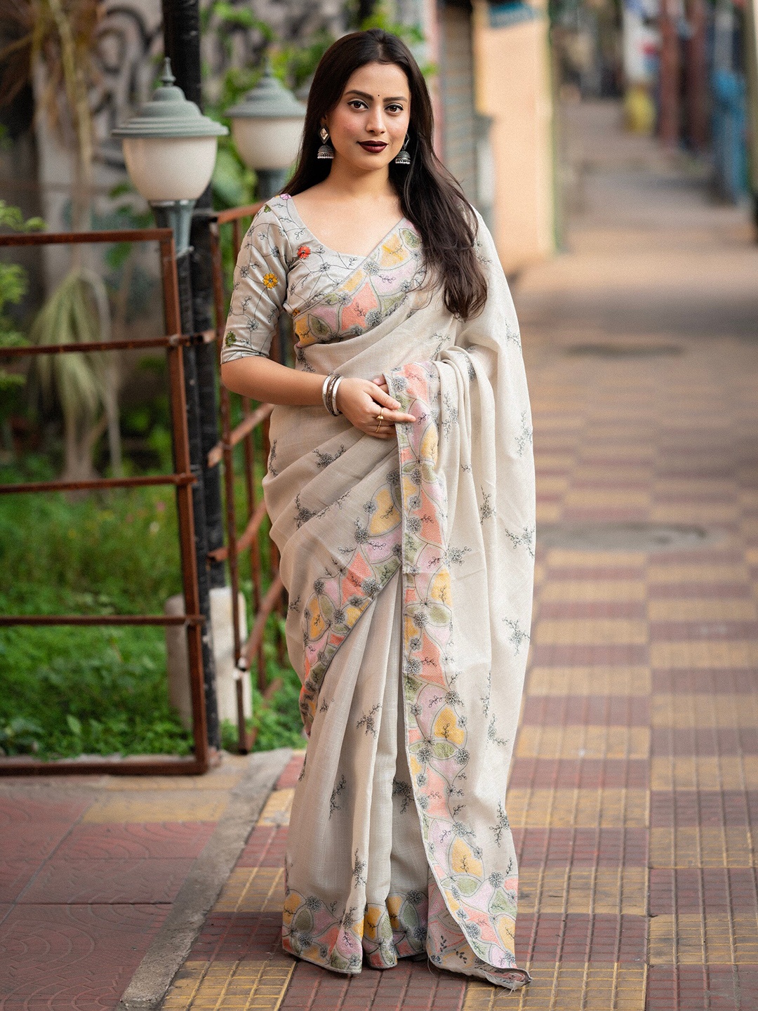 

STAVA CREATION Ethnic Motifs Pure Linen Designer Saree, Grey