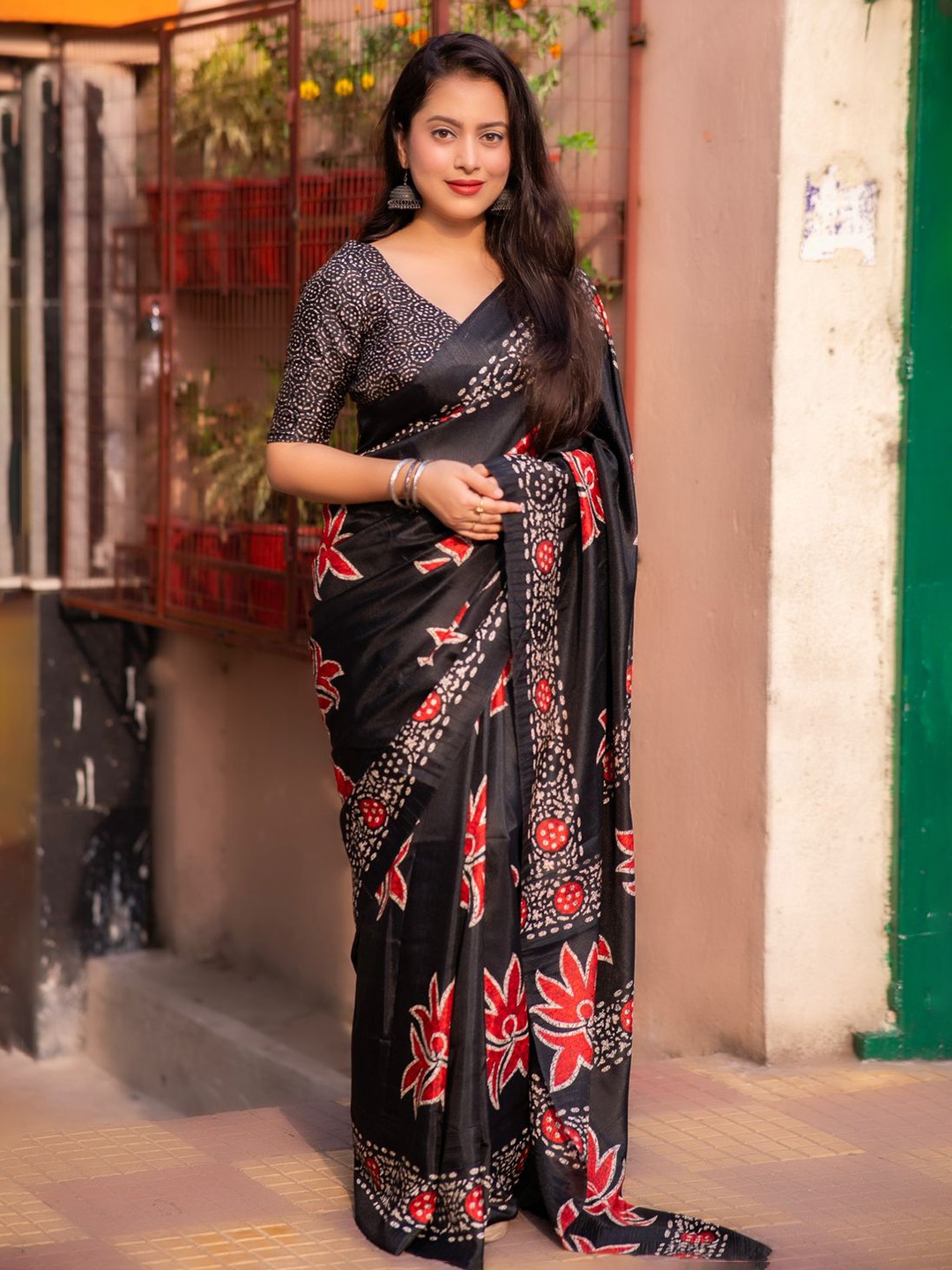 

STAVA CREATION Ethnic Motifs Silk Blend Saree, Black