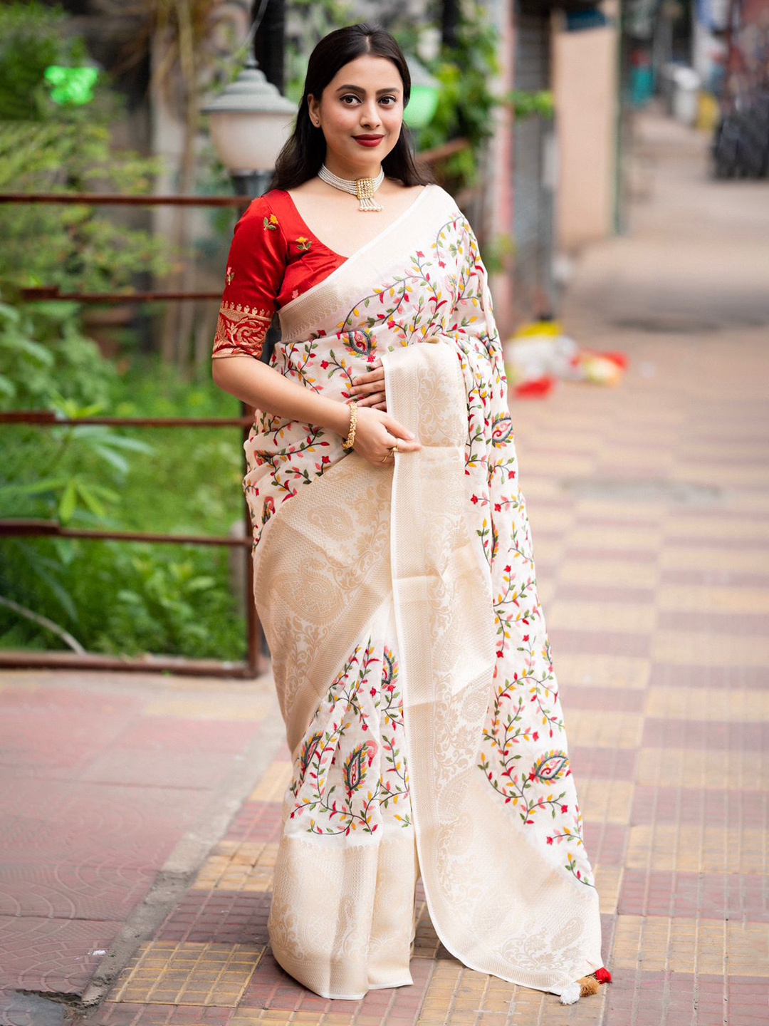 

STAVA CREATION Ethnic Motifs Embroidered Jute Silk Heavy Work Saree, White