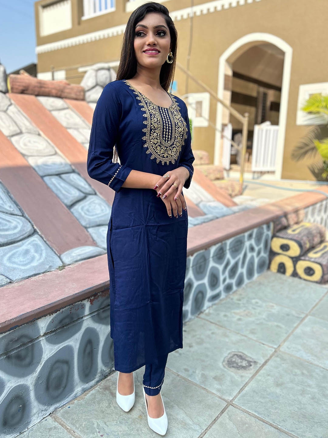 

Twika Printed Thread Work Kurti with Trousers & With Dupatta, Blue