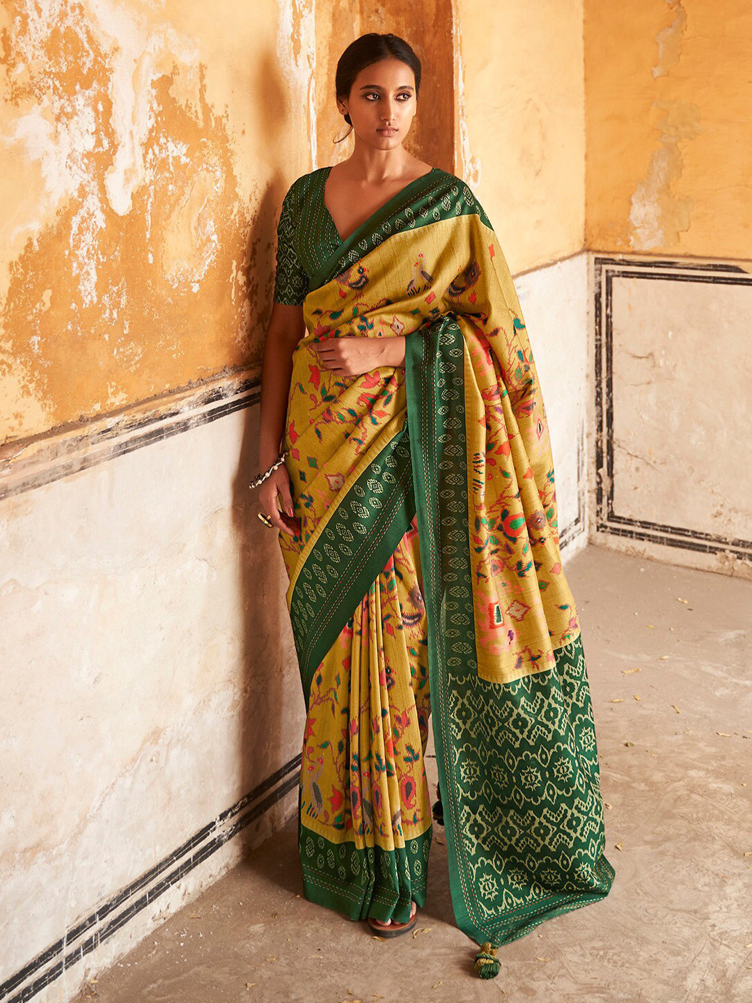 

elora Floral Printed Saree, Yellow
