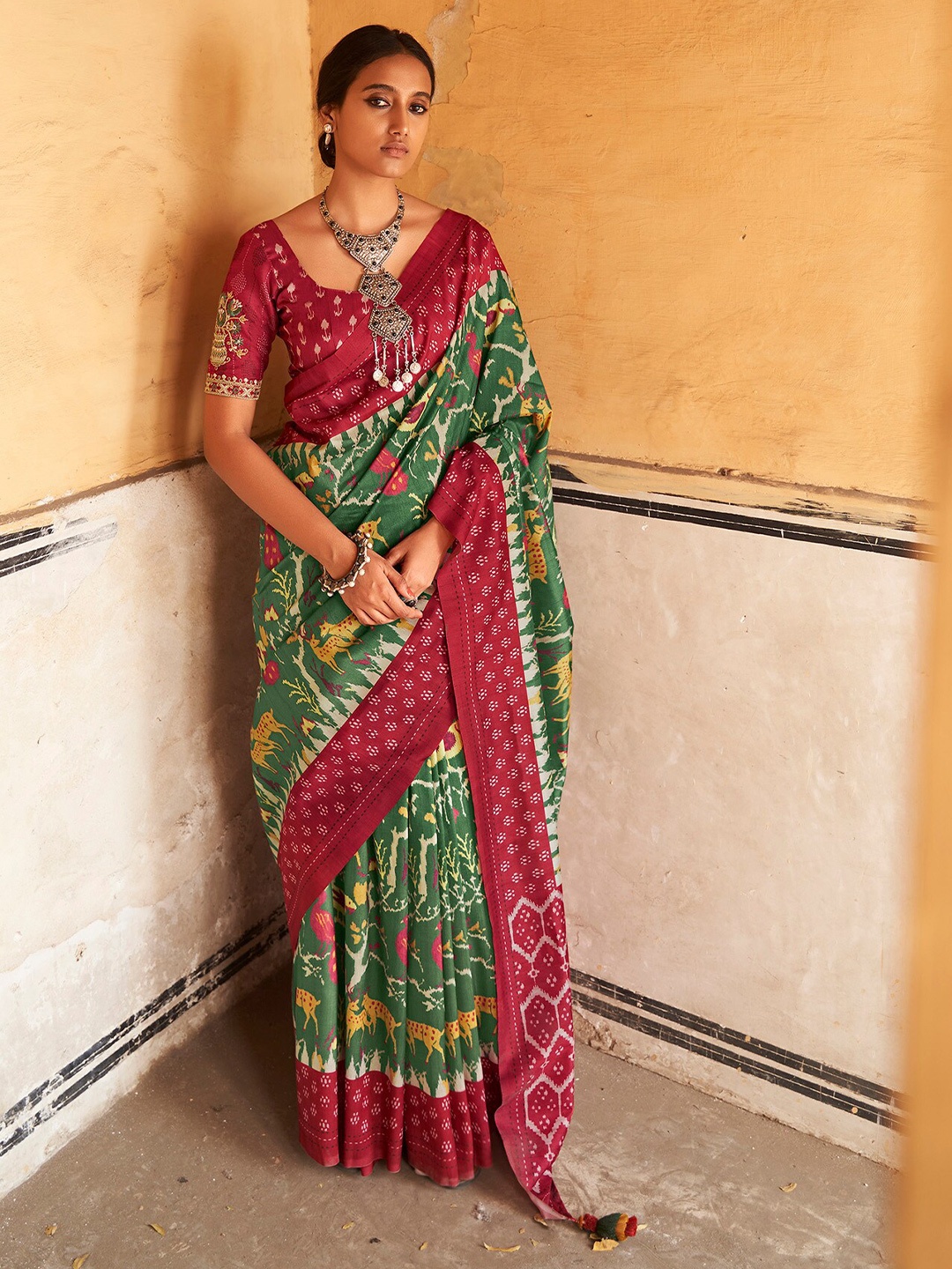 

elora Floral Printed Saree, Green