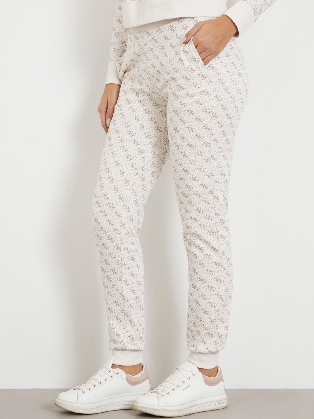 

GUESS Women Conversational Printed Mid-Rise Jogger, White