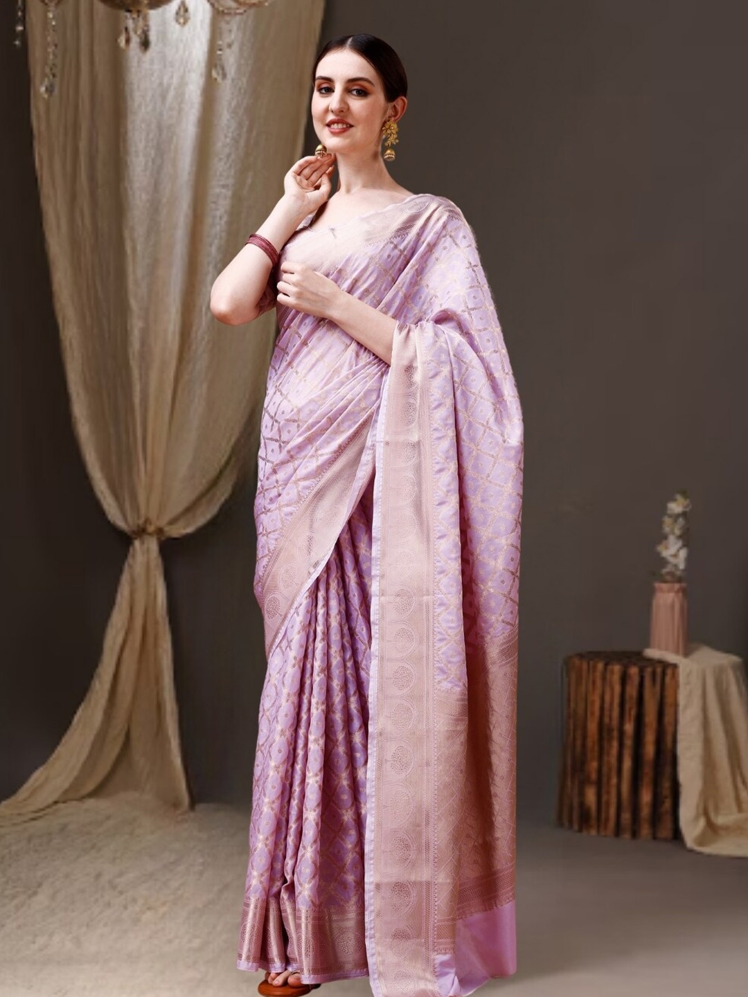 

MAGMINA Ethnic Motifs Woven Design Zari Banarasi Saree, Lavender