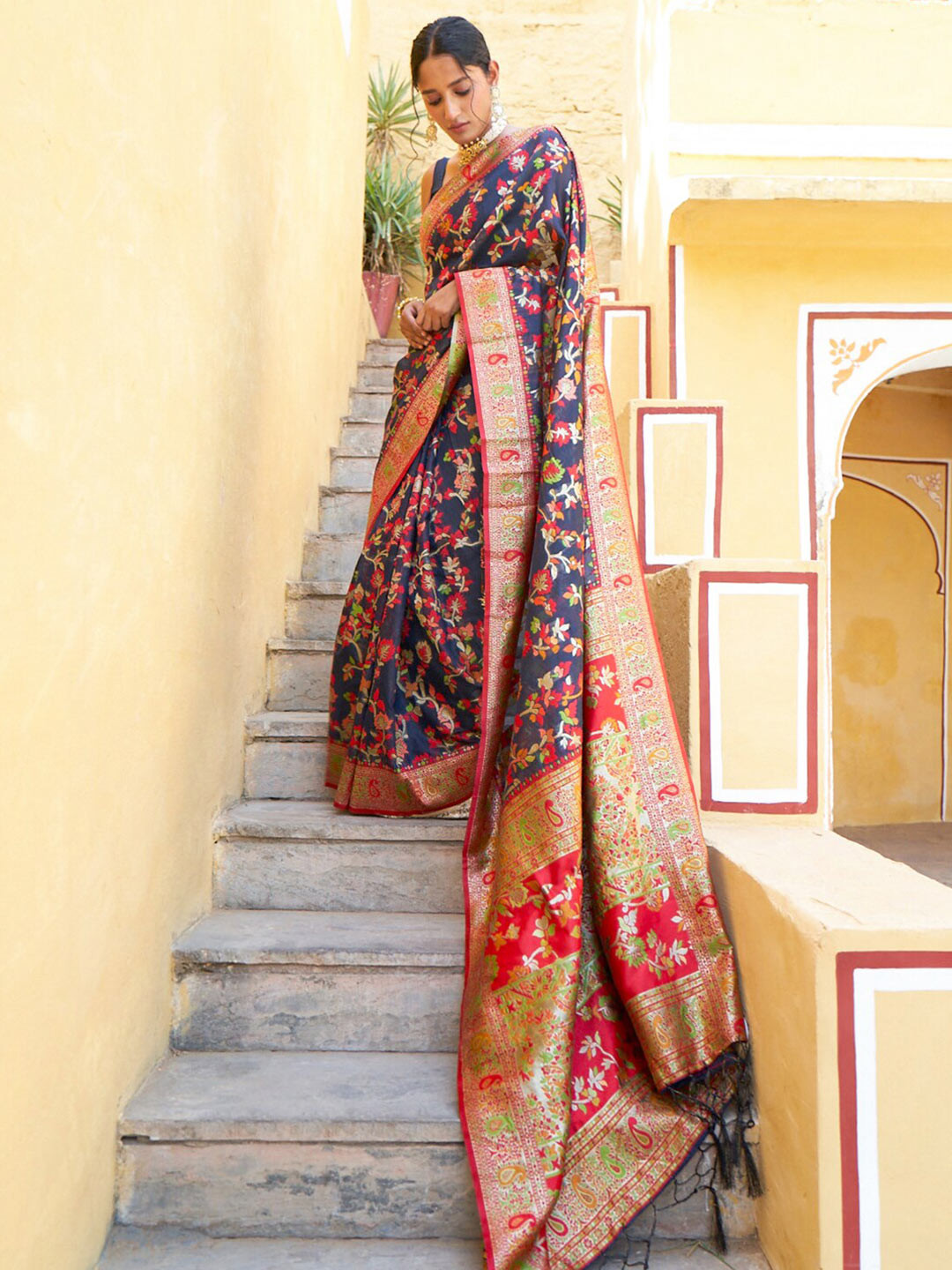 

Janasya Floral Woven Design Pure Silk Chanderi Saree, Navy blue