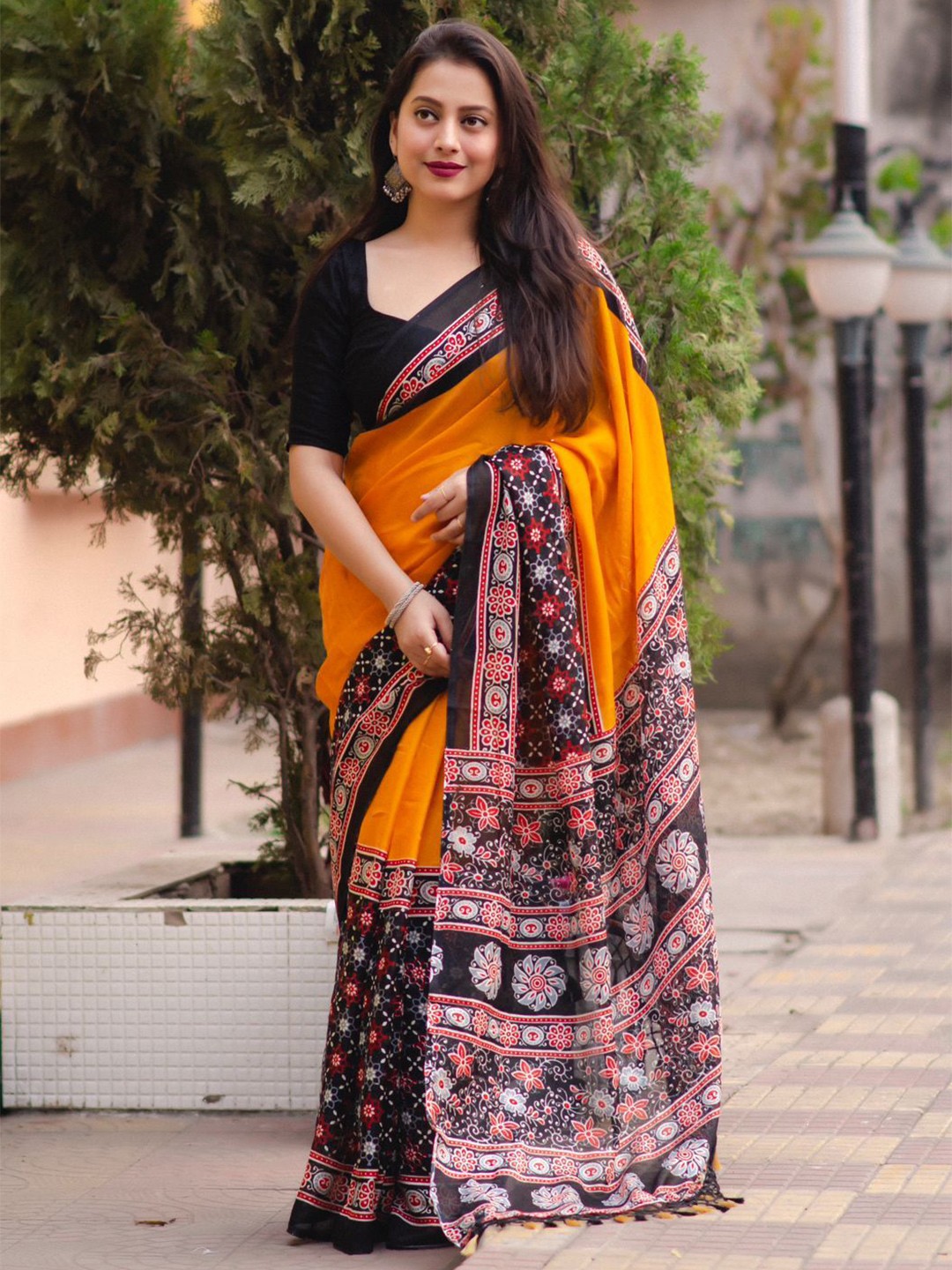 

STAVA CREATION Ethnic Motifs Jute Silk Saree, Orange