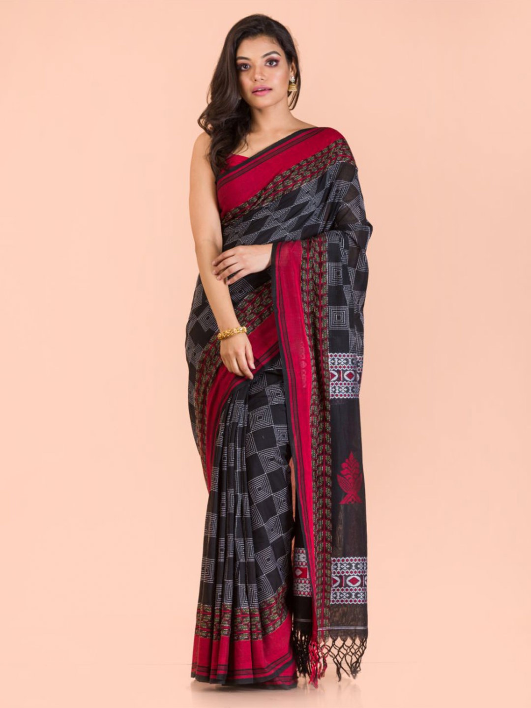 

Angoshobha Geometric Printed Woven Design Pure Cotton Saree, Black
