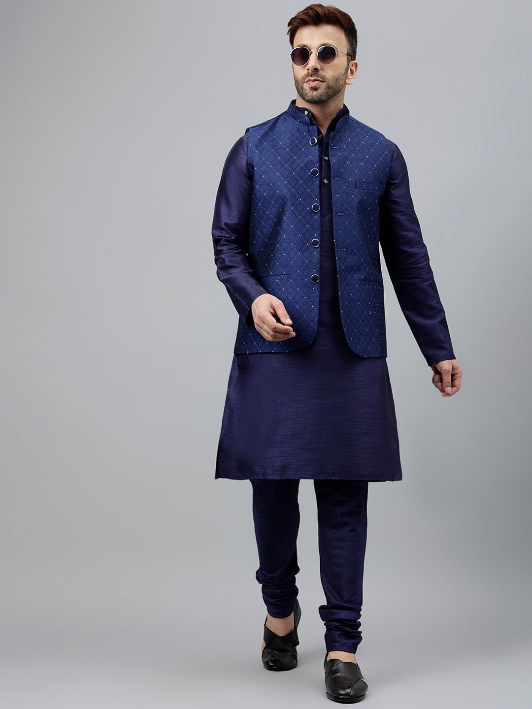 

Hangup Ethnic Motifs Mandarin Collar Dupion Silk Kurta With Pyjama, Navy blue