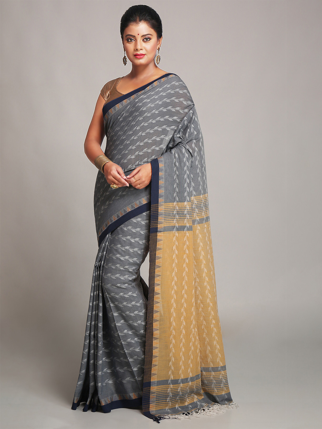 

BENGAL HANDLOOM Geometric Woven Design Pure Cotton Taant Saree, Grey