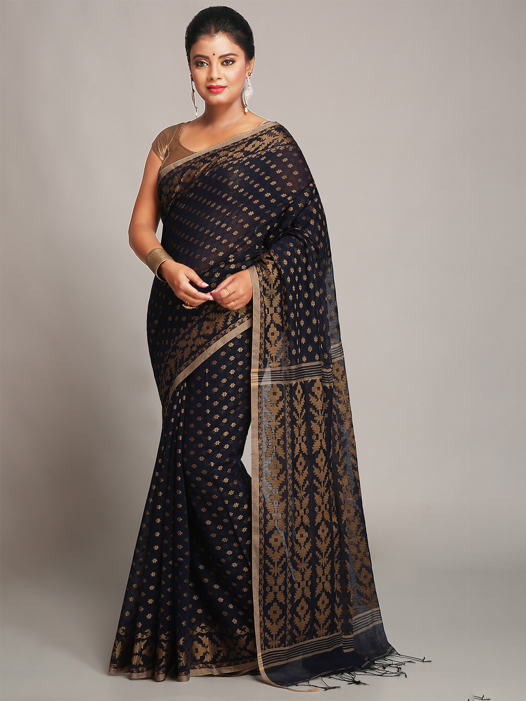 

BENGAL HANDLOOM Black & GoldToned Ethnic Woven Design Soft Cotton Taant Saree
